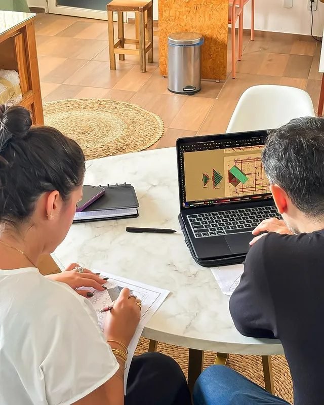 Equipe da Lelé Ceno Arq. desenvolvendo o projeto e a planta de um cenário.