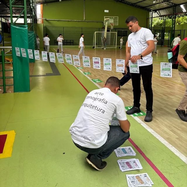 Equipe em campo durante a montagem de uma cenografia escolar.
