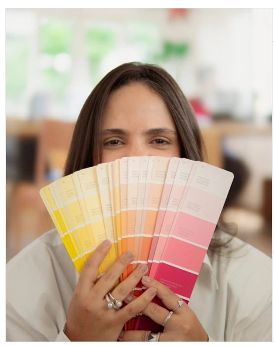 Alexsandra Miranda, fundadora da Lelé Ceno Arq., escolhendo cores para um novo projeto.