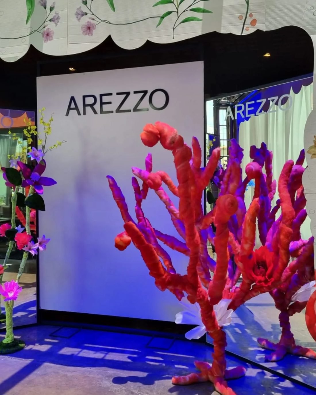 Vitrine da loja Arezo ambientada pela Lelé Ceno Arq.